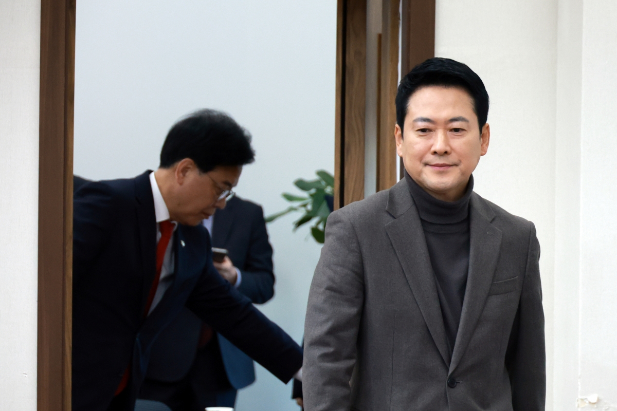 최고위 회의 들어서는 장동혁 대표