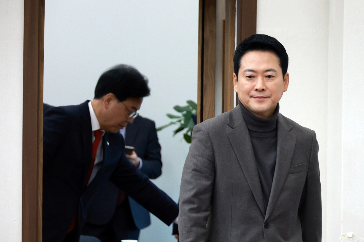 최고위 회의 들어서는 장동혁 대표