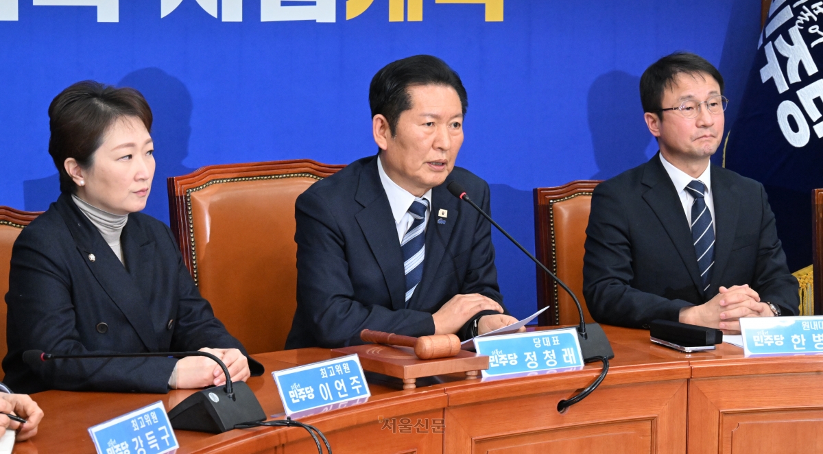 더불어민주당 정청래 대표가 법원이 내란 우두머리 혐의로 기소된 윤석열 전 대통령에 대해 무기징역을 선고한 19일 국회에서 열린 최고위원회의에서 발언하고 있다. 2026.2.19 안주영 전문기자