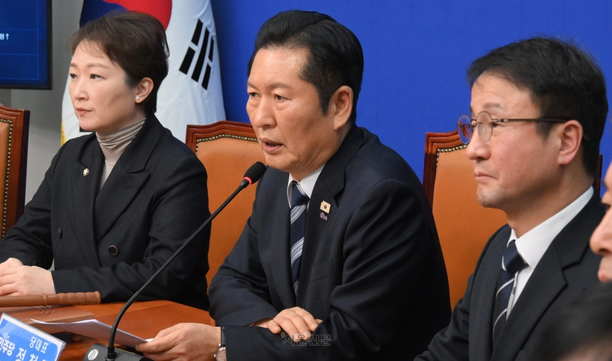 법원이 내란 우두머리 혐의로 기소된 윤석열 전 대통령에 대해 무기징역을 선고한 19일 더불어민주당 정청래 대표가 국회에서 열린 최고위원회의에서 발언 하고 있다. 2026.2.19 안주영 전문기자