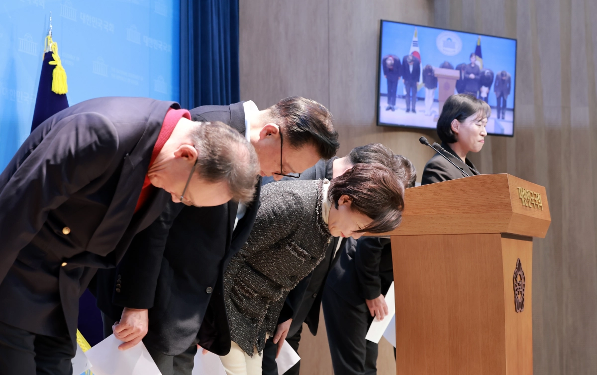 국민의힘 소장파 모임 ‘대안과 미래’ 간사인 이성권 의원을 비롯한 소속 의원들이 19일 국회 소통관에서 윤석열 전 대통령이 내란 우두머리 혐의로 1심에서 무기징역을 선고받은 것과 관련해 불법 비상계엄 등에 대해 사과하며 고개를 숙이고 있다. 연합뉴스