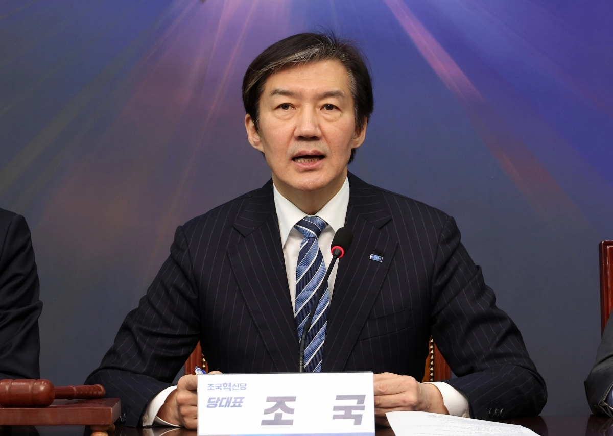 발언하는 조국 대표