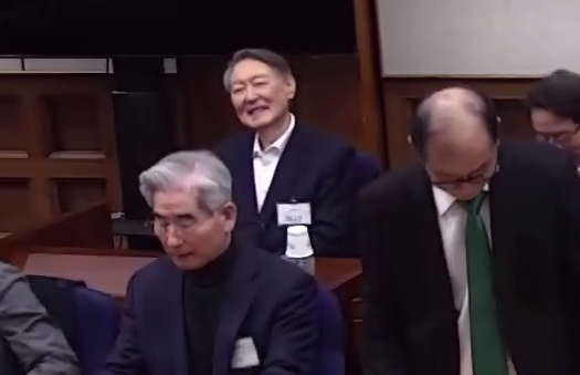 윤석열(왼쪽 위) 전 대통령이 19일 서울 서초구 서울중앙지방법원에서 열린 내란 우두머리 혐의 사건 1심 선고기일에서 변호인과 대화하며 잠시 미소짓고 있다. 법원은 내란 우두머리 혐의로 기소된 윤 전 대통령에게 무기징역을 선고했다. 2026.02.19. 서울중앙지법 제공