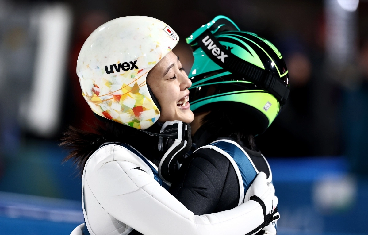 15일(현지시간) 경기를 마친 마루야마 노조미(왼쪽)가 동료와 포옹을 하고 있다. EPA 연합뉴스