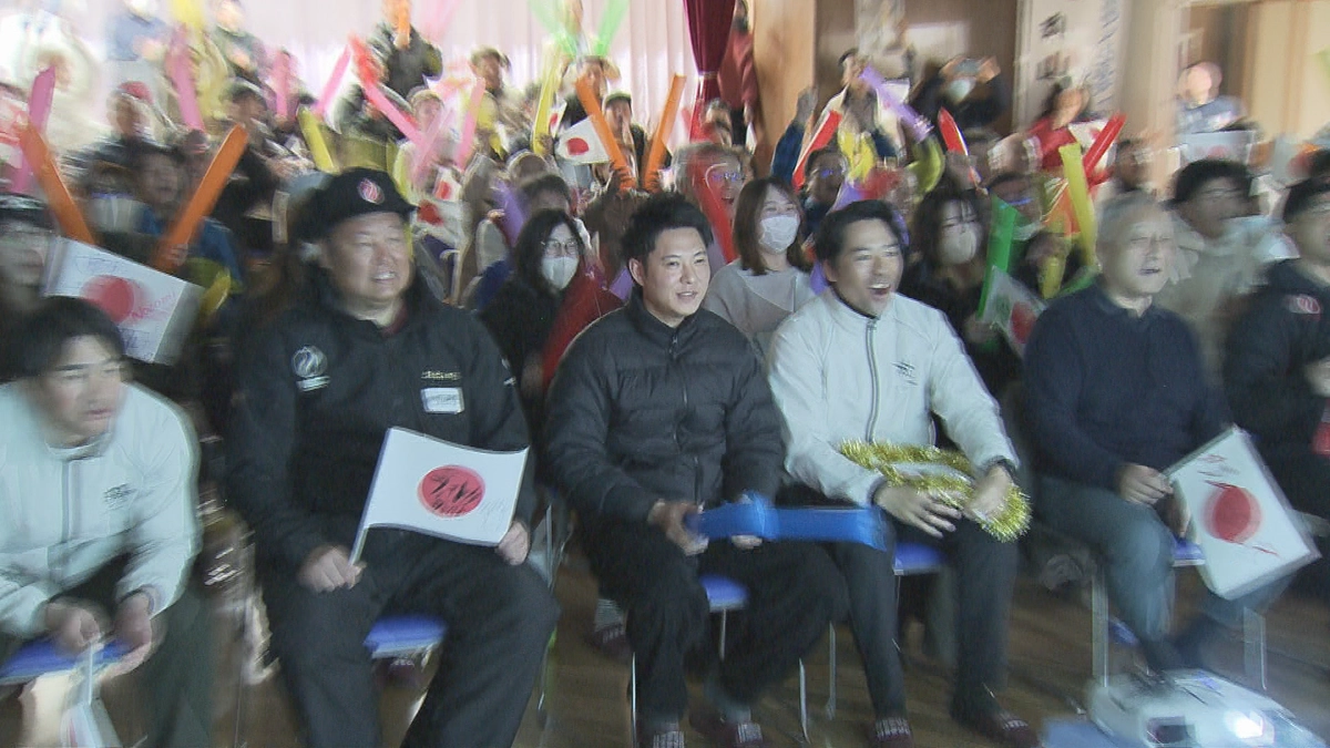 마루야마 노조미를 응원하는 일본 나가노현 노자와온천 마을 주민들. 닛테레 보도화면 캡처