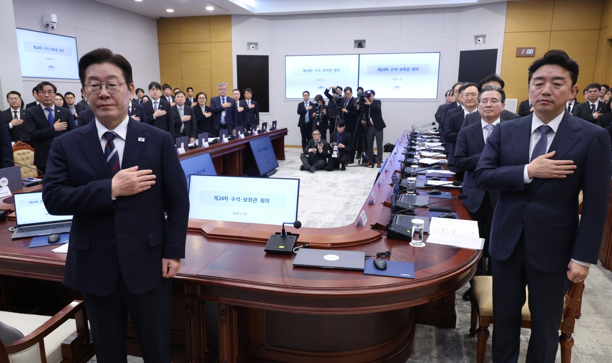 이재명 대통령이 19일 청와대 여민관에서 수석보좌관회의를 주재하기에 앞서 국민의례를 하고 있다. 앞줄 오른쪽은 강훈식 비서실장. 뉴스1