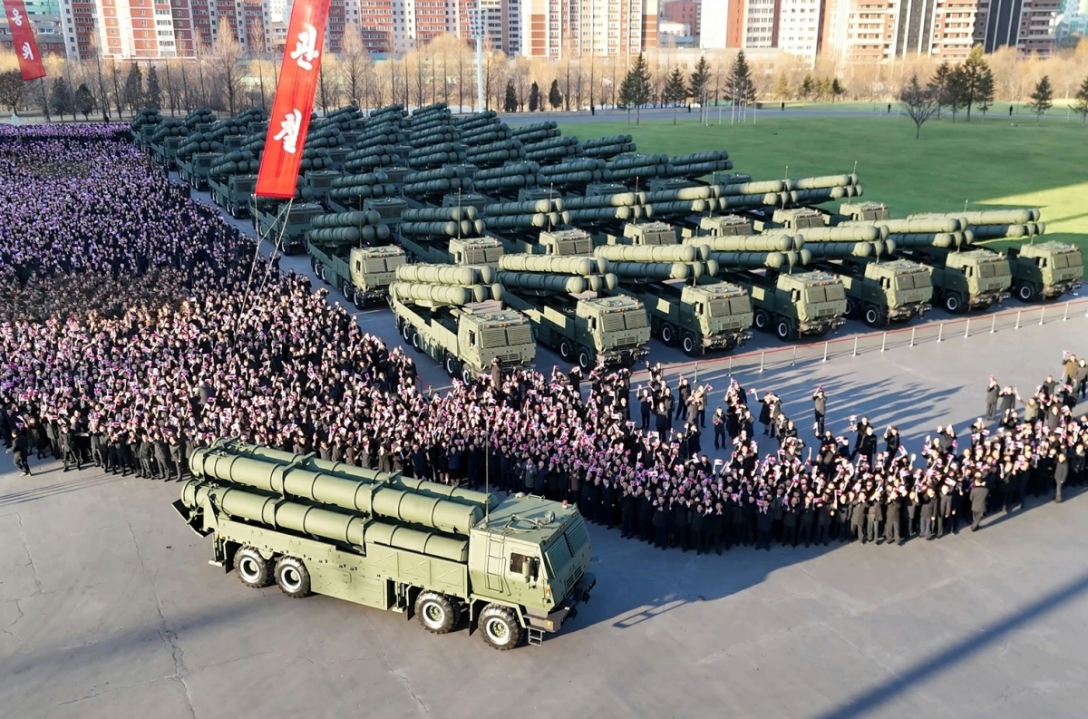 지난 18일 평양에 600㎜ 대구경 방사포가 도열해 있는 모습. 북한 노동당 기관지 노동신문은 19일 “600㎜급 대구경 방사포 증정식이 18일 수도 평양에서 성대히 거행됐다”며 김 위원장이 참석했다고 보도했다. 평양 노동신문 뉴스1