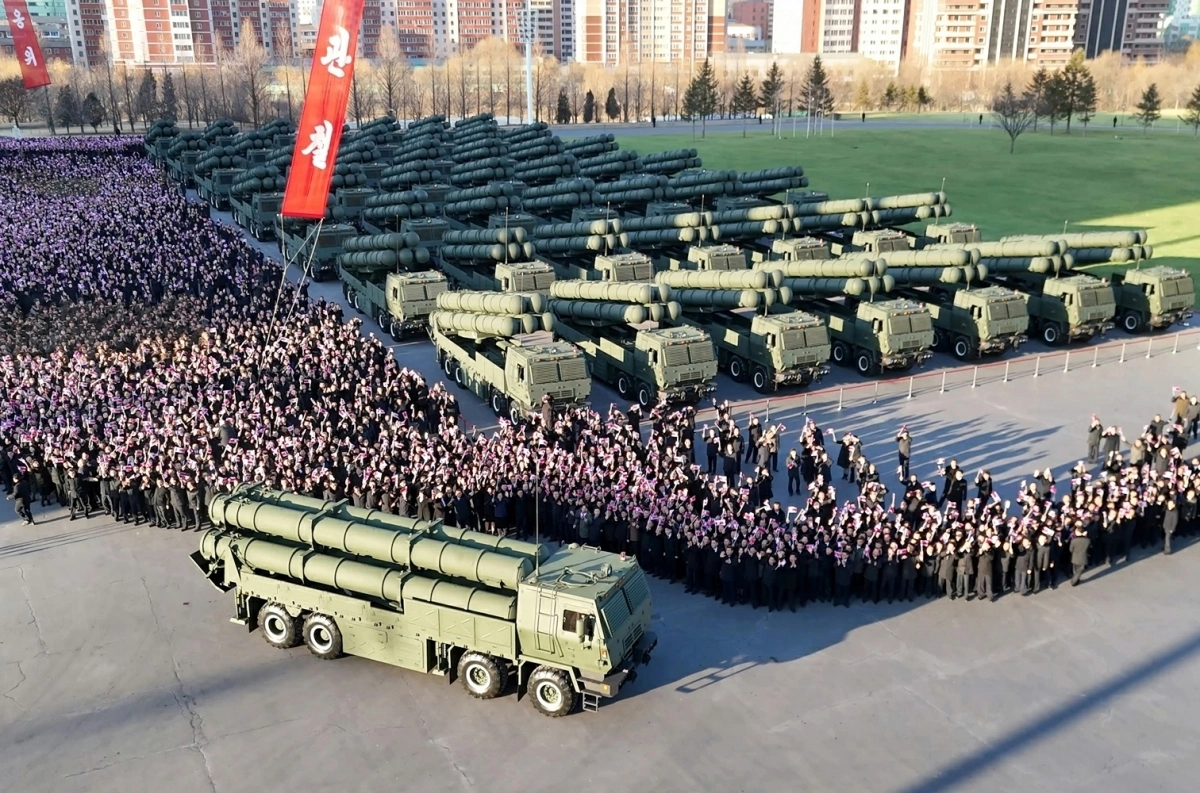 지난 18일 평양에 600㎜ 대구경 방사포가 도열해 있는 모습. 북한 노동당 기관지 노동신문은 19일 “600㎜급 대구경 방사포 증정식이 18일 수도 평양에서 성대히 거행됐다”며 김 위원장이 참석했다고 보도했다. 평양 노동신문 뉴스1