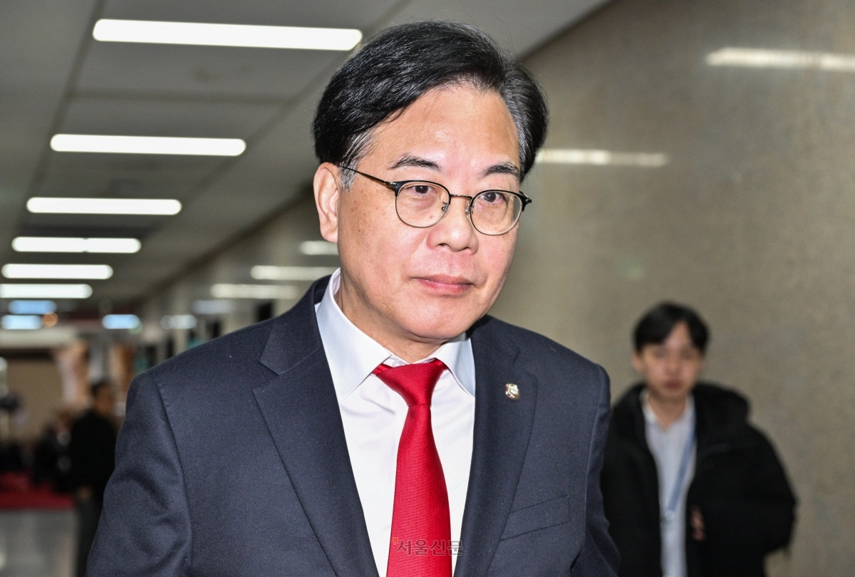 송언석 국민의힘 원내대표가 19일 윤석열 전 대통령 내란 혐의 1심 선고가 진행되는 와중에 서울 여의도 국회 본관 국민의힘 원내대표실로 들어가고 있다. 안주영 전문기자