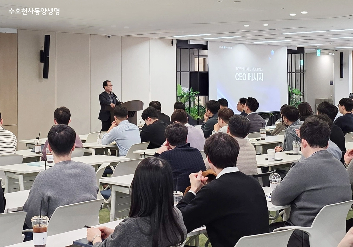 성대규 동양생명 대표이사가 지난 13일 서울 종로구 동양생명 본사 타운홀 미팅에서 임직원을 대상으로 향후 경영 전략과 방향성에 대해 설명하고 있다. 동양생명 제공