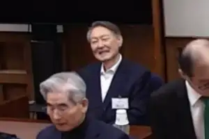 ‘무기징역’ 윤석열, 방청석 “윤 어게인”에 미소