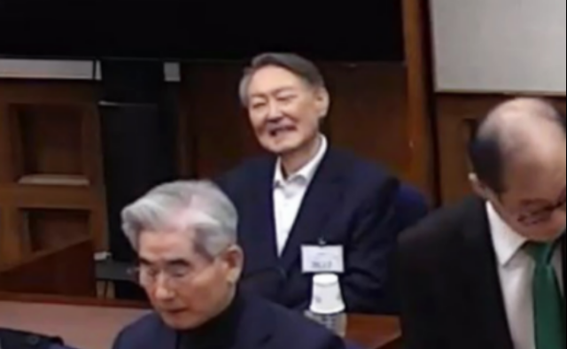 윤석열 전 대통령이 19일 서초구 서울중앙지방법원에서 열린 12·3 비상계엄 관련 내란 우두머리 혐의 1심 선고공판에 출석해 있다. 이날 서울중앙지법 형사합의25부(지귀연 부장판사)는 윤 전 대통령에게 무기징역을 선고했다. 2026.2.19 서울중앙지법 제공