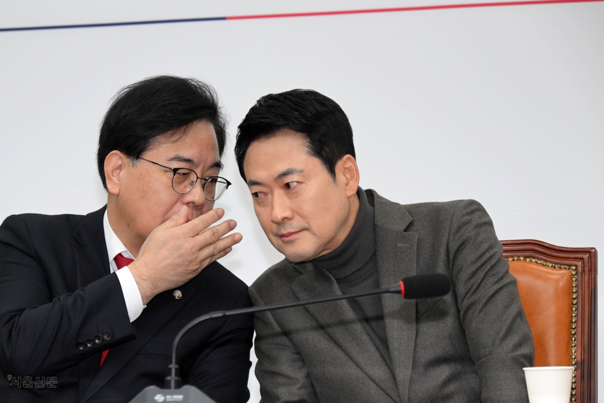 윤석열 전 대통령 내란 수괴 혐의 1심 선고 공판이 열린 19일 국민의힘 장동혁(오른쪽) 대표와 송언석 원내대표가 국회에서 열린 최고위원회의에서 귓속말로 대화하고 있다. 홍윤기 기자