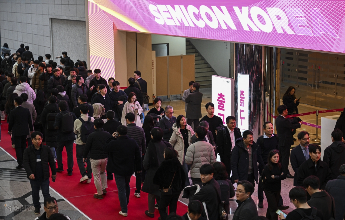 국내 최대 규모의 반도체 전시회인 ‘세미콘 코리아 2026’이 지난 11일 서울 강남구 코엑스에서 개최된 가운데 관람객들이 전시장 내부에 들어가려 줄을 서고 있다. 이지훈 기자