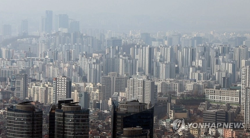 ‘다주택자 양도소득세 중과’ 조치가 오는 5월 9일부터 재시행된다. 다주택자가 보유한 조정대상지역 주택 양도차익에는 최고 75%(지방세 포함 82.5%)의 세율이 적용된다. 사진은 12일 서울 남산에서 바라본 아파트 단지 일대. 2026.2.12  연합뉴스