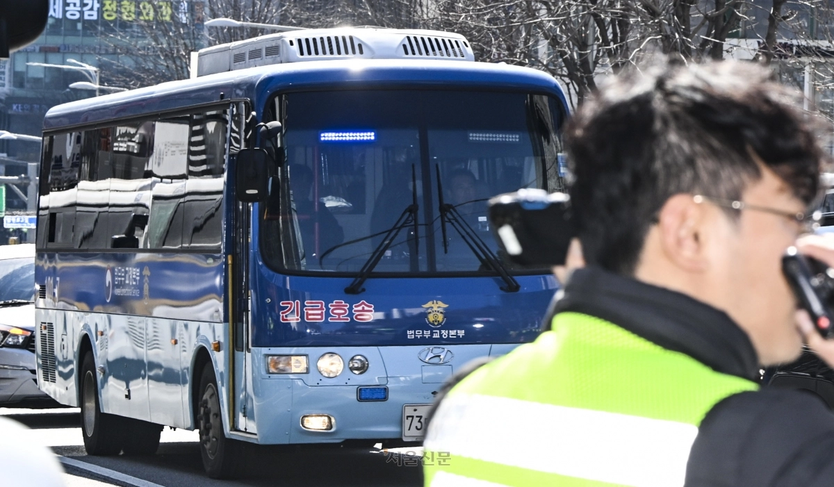 내란 우두머리 혐의 1심 선고를 앞둔 윤석열 전 대통령이 탄 호송차가 19일 서울 서초구 서울중앙지법으로 들어서고 있다. 2026.2.19 이지훈 기자