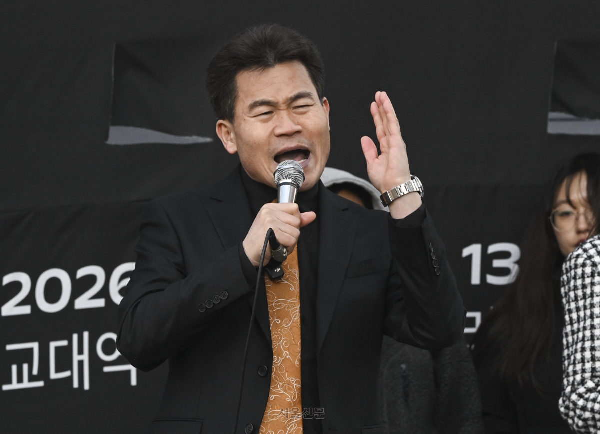 전 한국사 강사이자 유튜버 전한길이 19일 서울 서초구 서울중앙지법 인근에서 열린 무죄 선고 촉구 집회에서 발언하고 있다. 2026.2.19 이지훈 기자