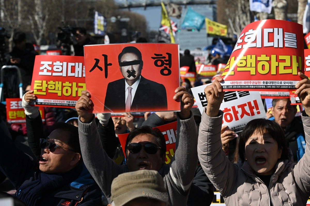 촛불행동 등 참석자들이 윤석열 내란 우두머리 혐의 선고일인 19일 서울 서초구 서울고등검찰청 인근에서 윤 전 대통령의 사형 선고를 촉구하고 있다. 2026.2.18 이지훈 기자