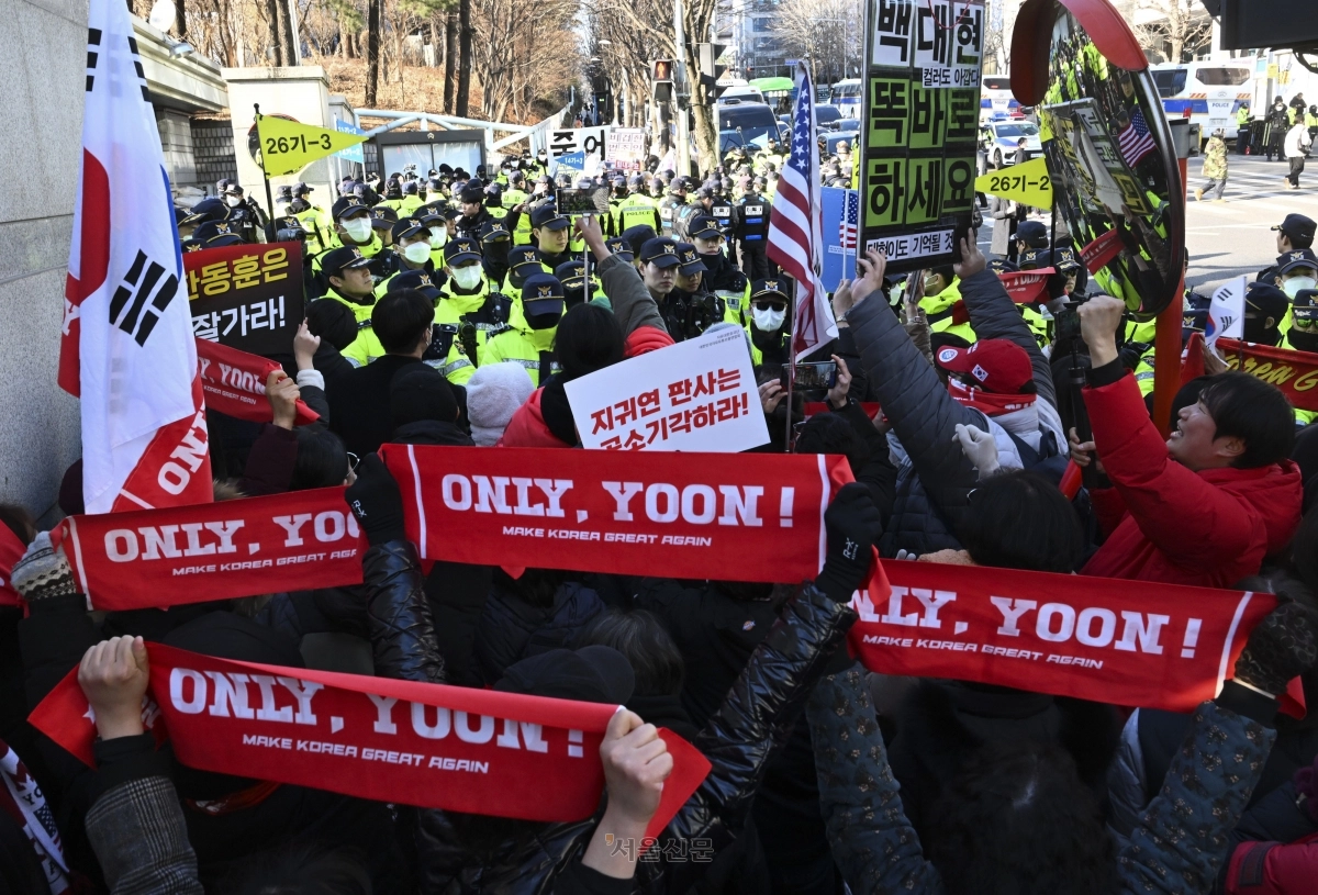 윤석열 전 대통령 지지자들이 19일 서울 서초구 서울중앙지법 앞에서 윤 전 대통령에 대한 1심 선고 결과에 항의하고 있다. 2026.2.19 이지훈 기자