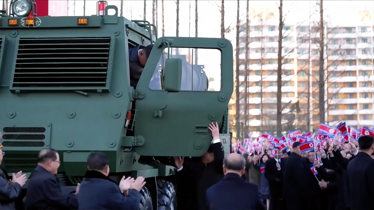 김정은, 600㎜ 방사포차 직접 운전 사열 후 하차