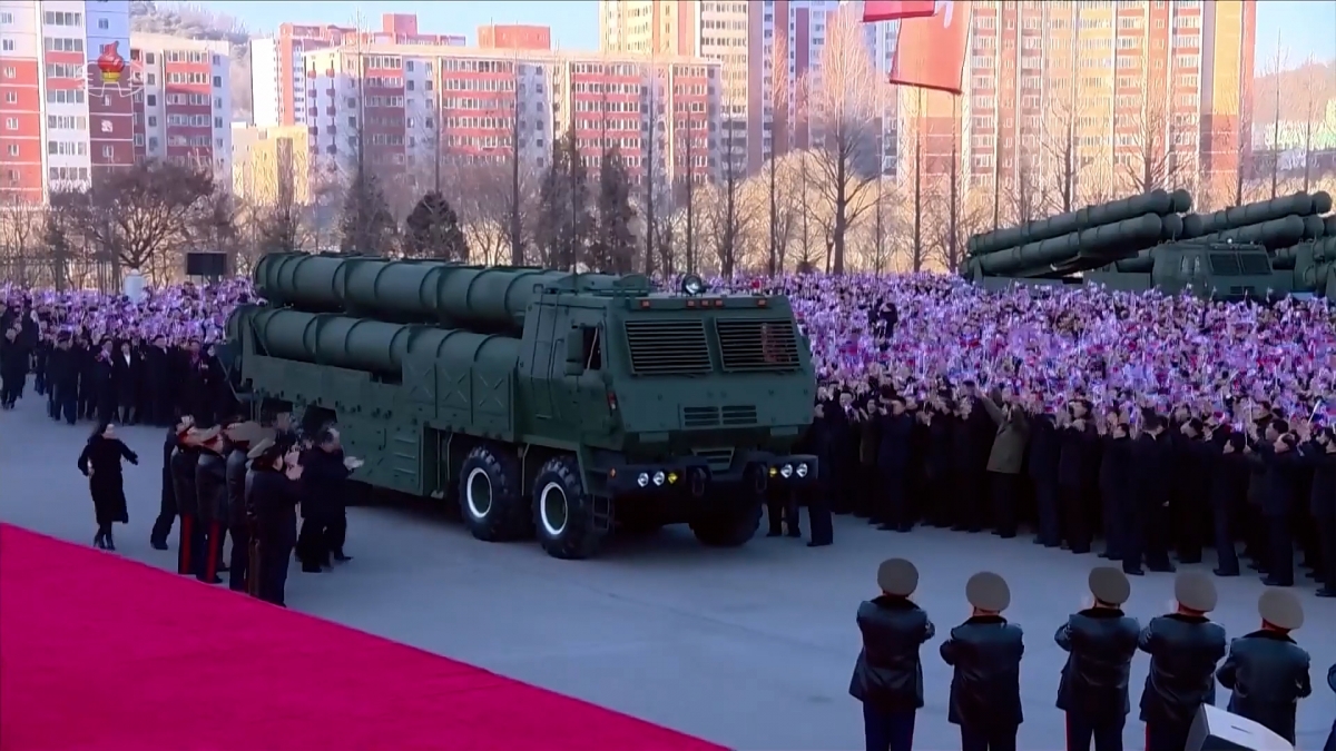 김정은, 600㎜ 방사포차 직접 운전 사열