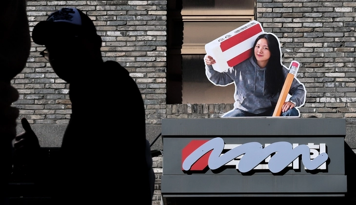 국민의힘이 오는 3·1절 새 당명 발표를 앞두고 당명 개정 작업을 마무리 중인 가운데  지난 18일 서울 여의도 국민의힘 중앙당사 간판에 기존 당명을 지운 조형물이 설치돼 있다. 당명 개정이 완료되면 2020년 9월 출범 이후 제1 보수 정당으로 사용돼 온 ‘국민의힘’은 두 차례 총선 패배와 20대 대선 승리, 탄핵과 21대 대선 패배를 기록으로 남긴 채 역사 속으로 사라지게 된다.  연합뉴스