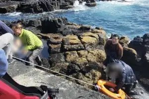 마라도 전담 의용소방대장, 사진찍다 바다에 빠진 부자 구했다