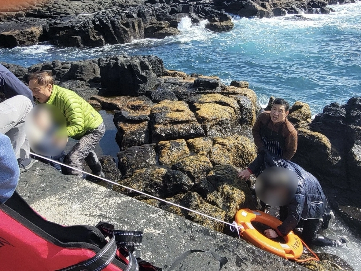 김희주(사진 오른쪽) 마라전담 의용소방대장이 19일 오후 1시 35분쯤 대정읍 마라도 신작로 방파제 인근 바다에 빠진 관광객 부자를 구조했다. 제주도소방안전본부 제공
