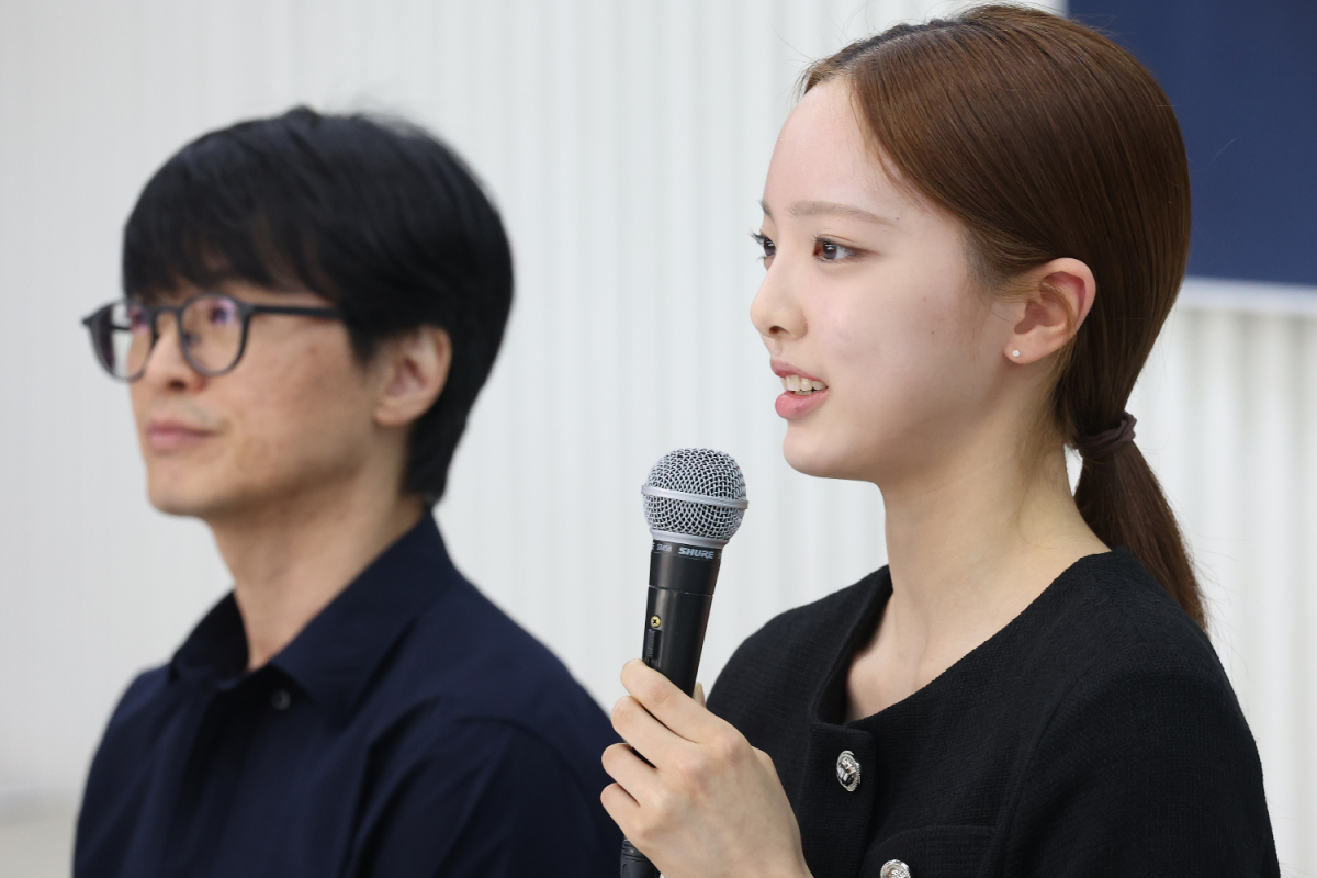 제54회 스위스 로잔발레콩쿠르에서 2위와 관객상을 수상한 염다연 발레리나가 19일 서울 서초구 코리아유스발레스타즈에서 기자간담회를 하고 있다. 발레리노 출신으로 염다연을 가르치고 있는 아버지 염지훈 발레웨스트스튜디오 대표. 연합뉴스