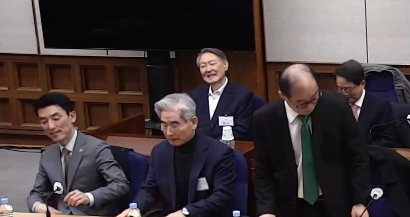 윤석열 전 대통령이 19일 서초구 서울중앙지방법원에서 열린 12·3 비상계엄 관련 내란 우두머리 혐의 1심 선고공판에 출석해 있다.     이날 서울중앙지법 형사합의25부(부장 지귀연)는 윤 전 대통령에게 무기징역을 선고했다. 2026.2.19. 연합뉴스