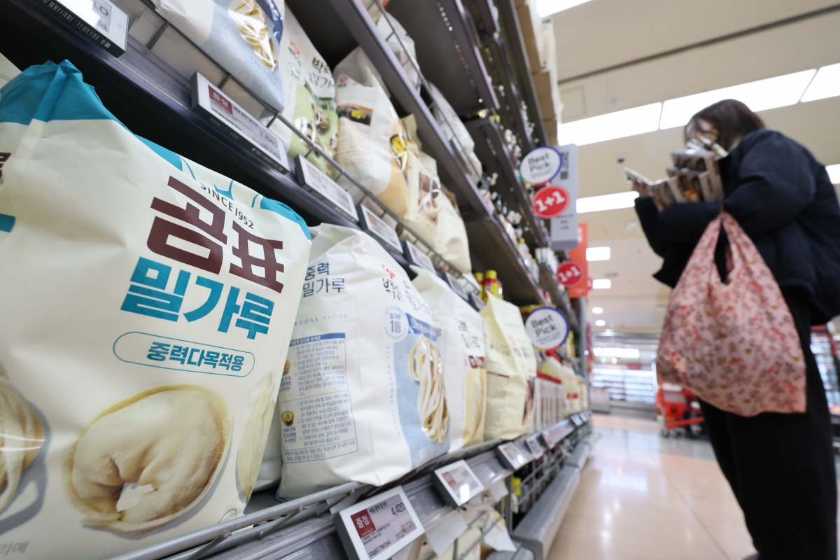 서울 시내 한 대형마트에 밀가루가 진열돼 있다. 이재명 대통령의 물가 안정 주문과 담합 수사 여파 속에서 CJ제일제당과 대한제분, 사조동아원, 삼양사 등 제분·제당업계는 설탕 및 밀가루 가격을 4~6% 인하했다. 뉴시스