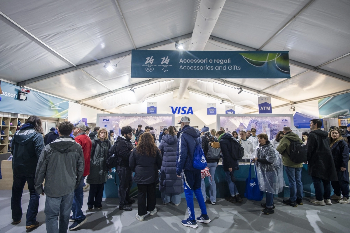 올림픽 기념품점을 찾은 사람들이 계산하기 위해 줄지어 서 있는 모습. 밀라노 류재민 기자