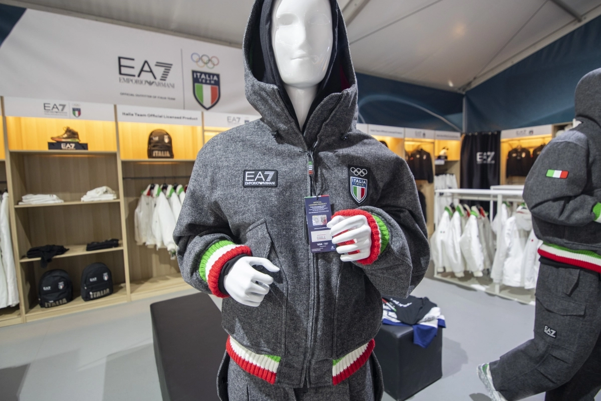 엠포리오 아르마니와 협업한 이탈리아의 올림픽 기념옷. 가격은 1800유로(약 307만원). 밀라노 류재민 기자