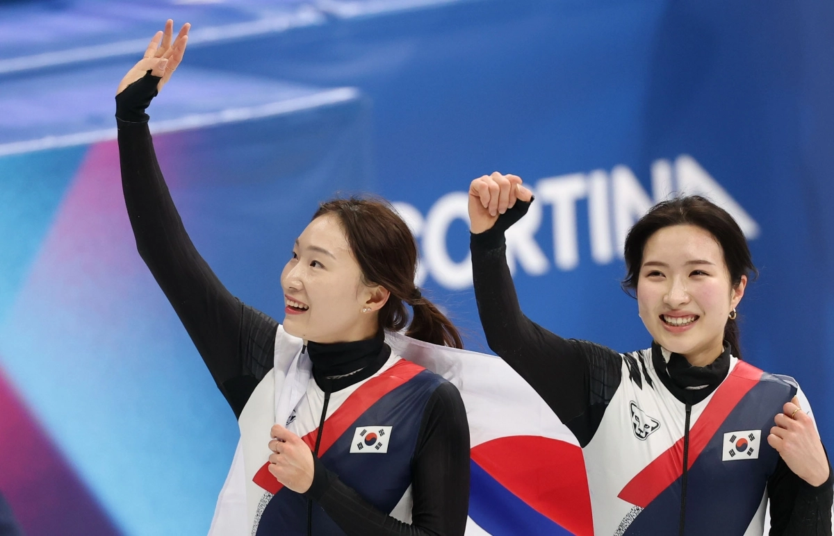 김길리(오른쪽)와 최민정이 19일(한국시간) 이탈리아 밀라노 아이스스케이팅 아레나에서 열린 2026 밀라노·코르티나담페초 동계올림픽 쇼트트랙 여자 3000m 계주에서 금메달을 따낸 뒤 태극기를 두르고 관중석을 향해 인사하고 있다. 2026.2.19 밀라노 연합뉴스