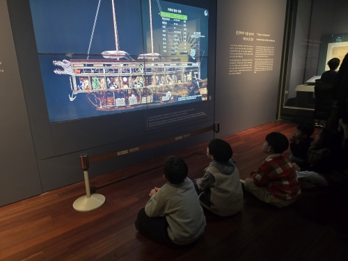‘우리들의 이순신’ 전시를 관람하는 어린이들.