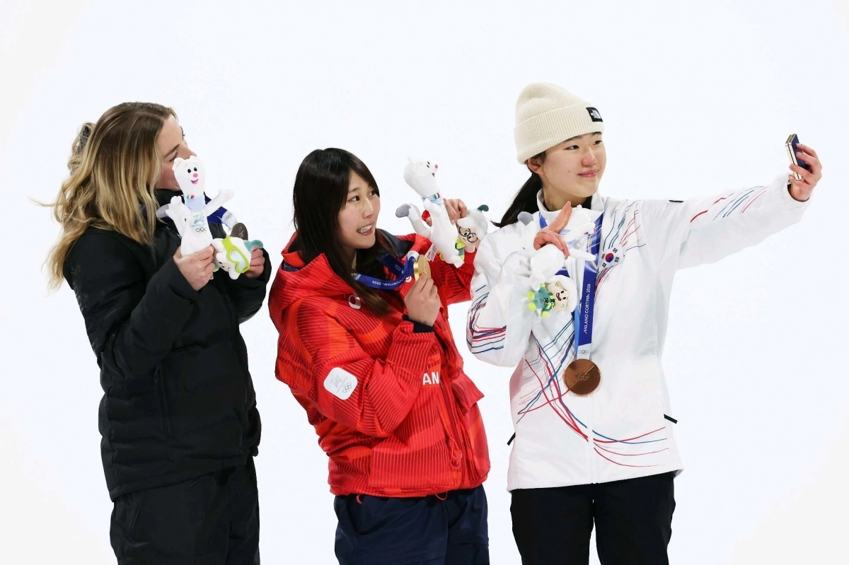 갤럭시 Z 플립7 ‘빅토리 셀피’, 밀라노 동계올림픽 영광의 순간 포착