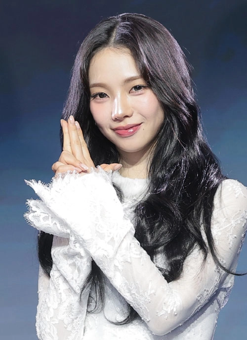 에스파 카리나가 19일 서울 마포구 호텔 나루 서울 엠갤러리에서 열린 넷플릭스 예능 ‘미스터리 수사단 시즌2’ 제작발표회에 참석하고 있다.<br> ‘미스터리 수사단’ 시즌2는 과학적으로 설명할 수 없는 기묘한 사건들을 추적하고 해결하는 어드벤처 추리 예능이다. 2026.2.19<br>뉴스1