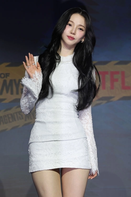 에스파 카리나가 19일 서울 마포구 호텔 나루에서 열린 넷플릭스 예능 ‘미스터리 수사단’ 시즌2 제작발표회에서 포즈를 취하고 있다. 2026.02.19.<br>뉴시스