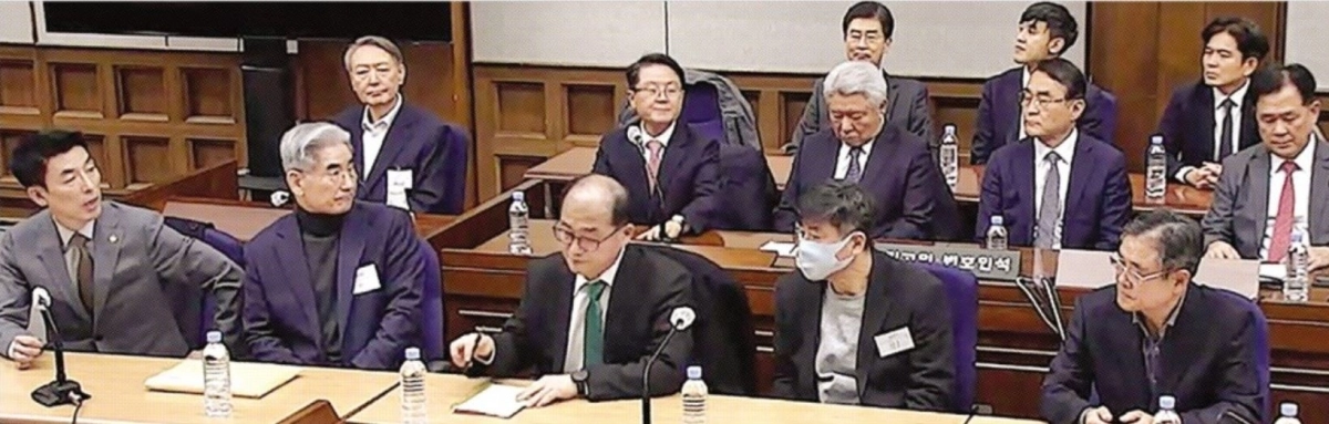 윤석열(뒷줄 맨 왼쪽) 전 대통령, 김용현(앞줄 왼쪽 두 번째) 전 국방부 장관, 노상원(앞줄 왼쪽 네 번째) 전 국군정보사령관, 김용군(앞줄 맨 오른쪽) 전 국방부 조사본부 수사단장 등 피고인들이 19일 서울중앙지법에서 열린 1심 선고 공판에 출석해 앉아 있다. 서울중앙지법 제공