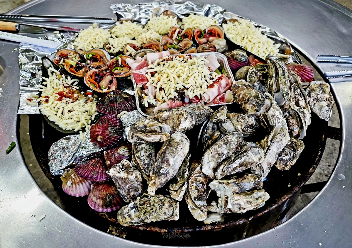 관산읍 죽청마을 굴구이. 피꼬막, 키조개 등 다른 어패류와 함께 구워 먹는다. 용산면 남포마을 자연산 직화 굴구이의 강렬한 맛보다 좀더 순하고 세련된 맛이다.