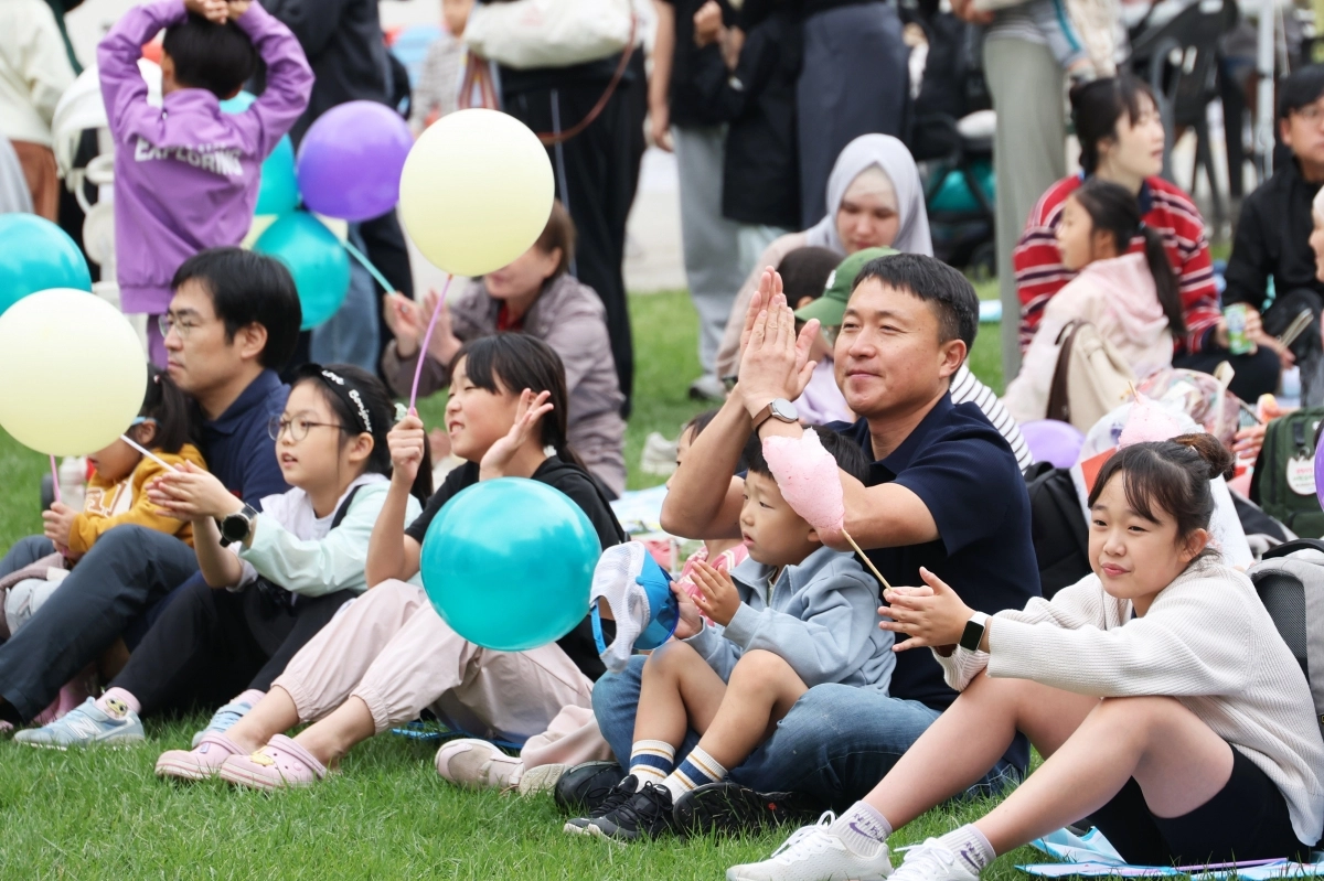 충북도가 지난해 10월 도청 광장에서 개최한 ‘다자녀 웃음꽃 페스티벌’에서 참가자들이 즐거운 시간을 보내고 있다. 충북도 제공
