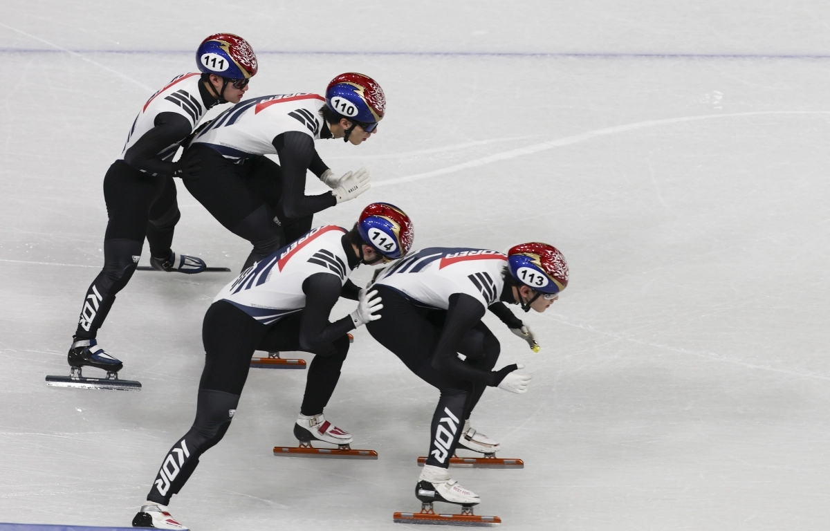 한국 쇼트트랙 국가대표 이정민(왼쪽 위)과 신동민(왼쪽 아래)이 지난 9일(한국시간) 이탈리아 밀라노 아이스 스케이팅 아레나에서 2026 밀라노·코르티나담페초 동계올림픽 남자 5000m 계주를 대비해 훈련하며 각각 황대헌, 임종언을 힘껏 밀고 있다. 밀라노 뉴시스