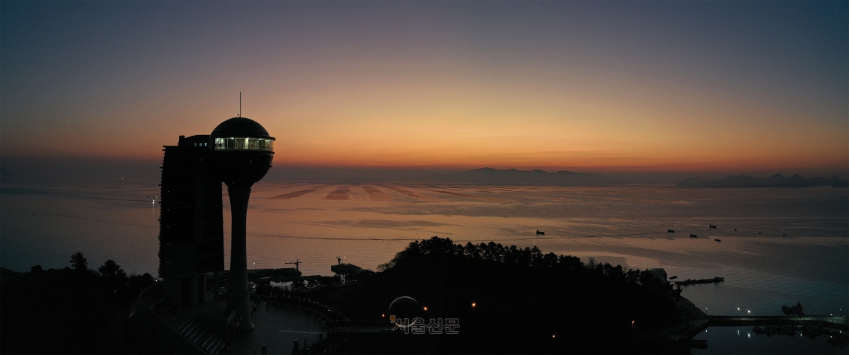 장흥의 랜드마크인 정남진 전망대. 저 너른 바다 대부분이 갯것들을 키우는 양식장이다.