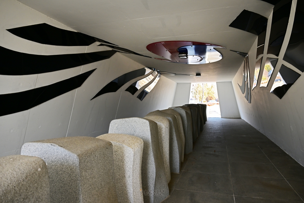 장흥 읍내 동학농민혁명기념관 조형물.