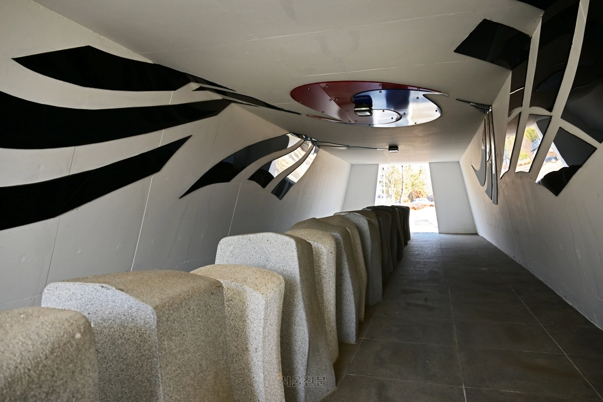 장흥 읍내 동학농민혁명기념관 조형물.