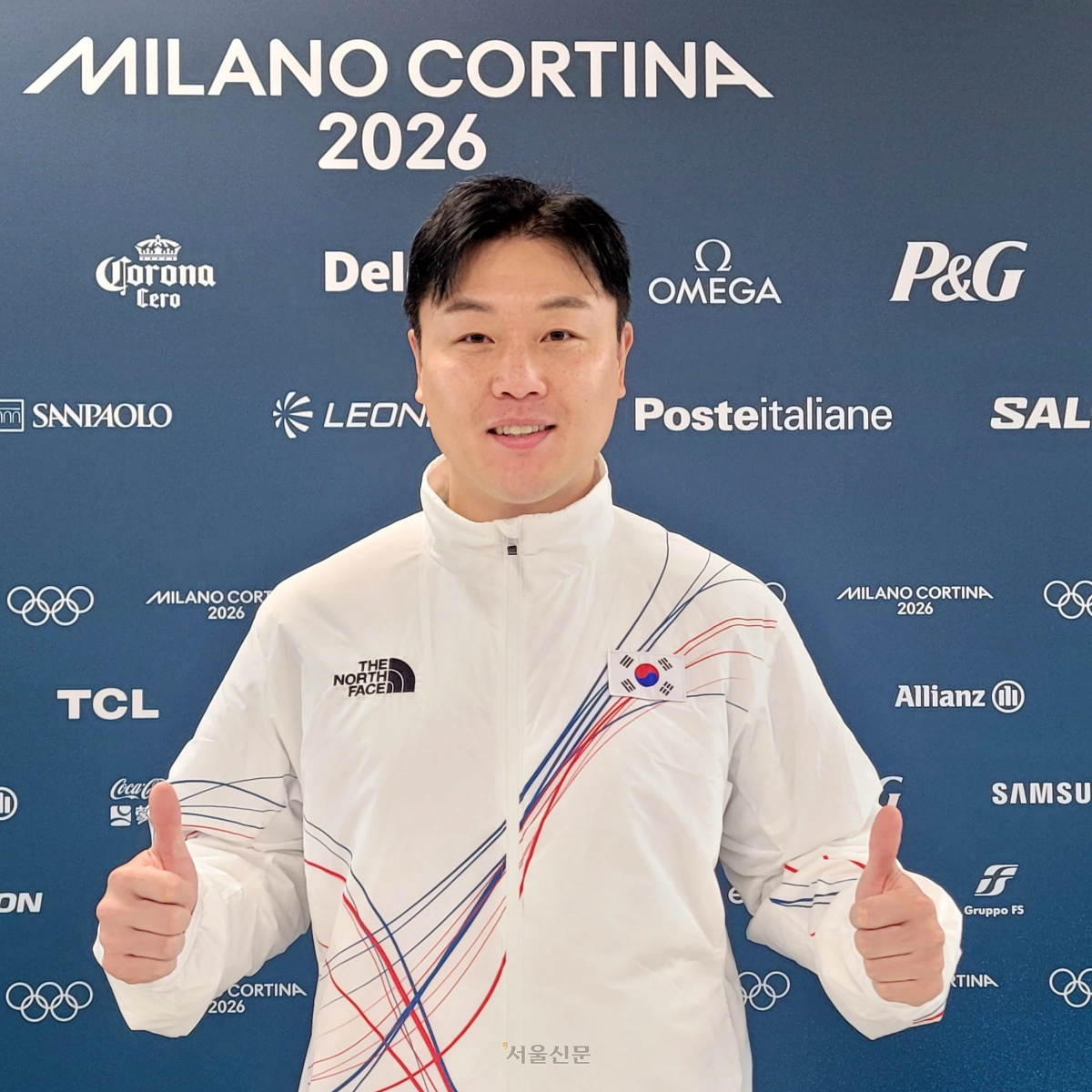 원윤종이 19일 이탈리아 밀라노의 2026 밀라노·코르티나담페초 동계올림픽 선수촌에서 발표된 국제올림픽위원회(IOC) 선수위원에 당선된 후 포즈를 취하고 있다. 2026.2.19 대한체육회 제공
