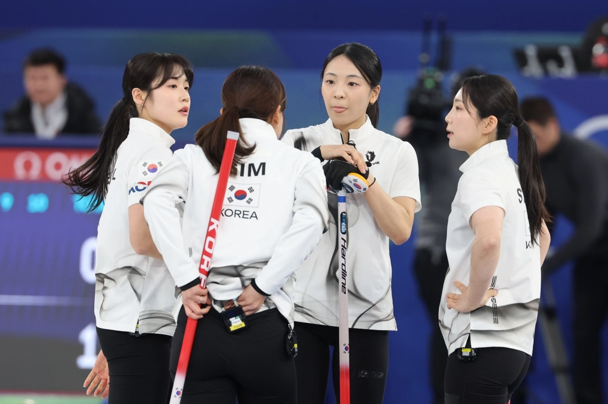 컬링 국가대표 선수들이 19일(한국시간) 이탈리아 코르티나담페초 컬링 올림픽 스타디움에서 열린 2026 밀라노·코르티나담페초 동계올림픽 컬링 여자 라운드로빈 캐나다전에서 전략을 짜고 있다. 2026.2.19 코르티나담페초 연합뉴스