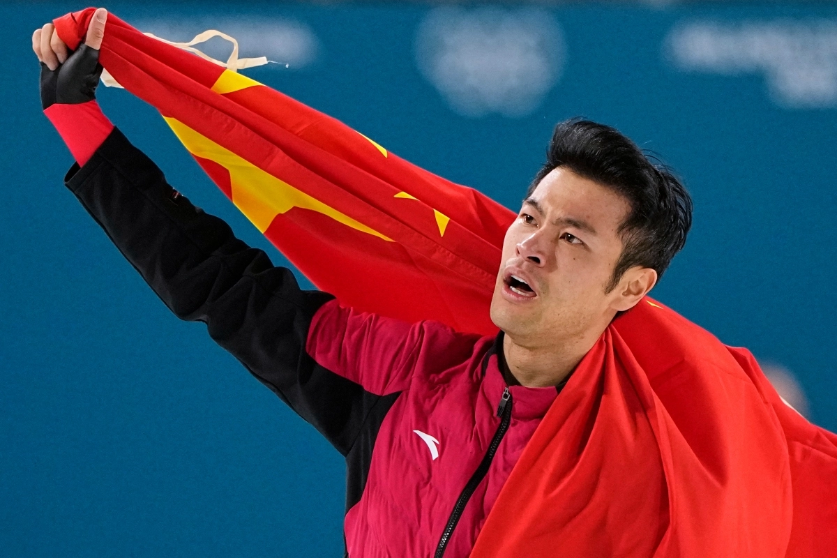 중국의 닝중옌이 20일(한국시간) 이탈리아 밀라노 스피드스케이팅 스타디움에서 열린 스피드스케이팅 남자 1500m에서 우승한 뒤 중국 국기를 들고 관중석을 향해 인사하고 있다. 2026.2.19 밀라노 AP 연합뉴스