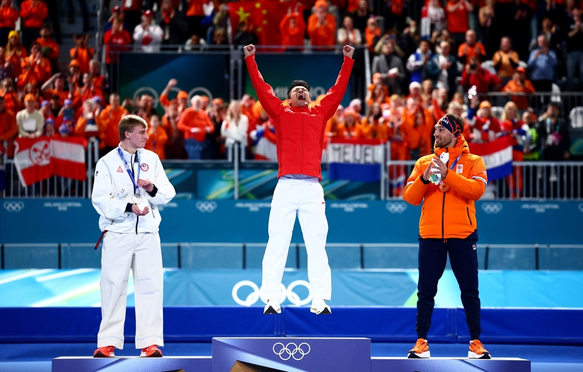 시상대에 올라 두 팔을 들고 펄쩍 뛰는 닝중옌. 왼쪽은 조던 스톨츠(미국), 오른쪽은 키얼트 나위스(네덜란드). 2026.2.19 밀라노 로이터 연합뉴스