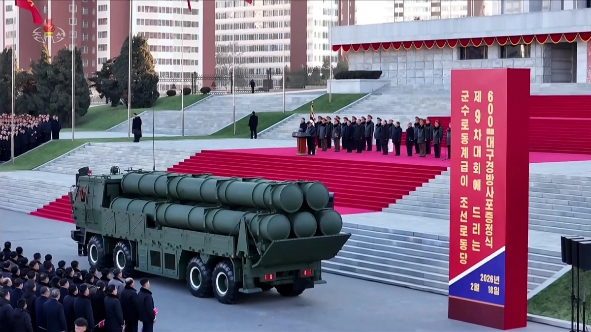 평양 4.25문화회관 광장에서 열린 군수공업부문 노동계급의 노동당 제9차대회 600㎜ 대구경 방사포 50문 증정식. 조선중앙TV 화면. 2026.2.19. 연합뉴스